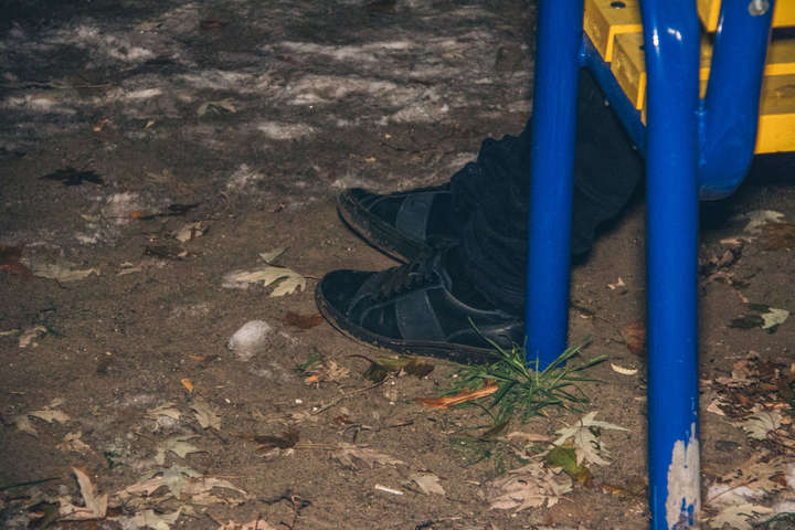 На дитячому майданчику у Києві помер чоловік 
