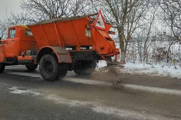 На дороги у Вінницькій області висипали 1300 тонн протиожеледної суміші