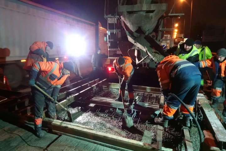 Дорожники поспішають до зими відремонтувати Південний міст: робота кипить і вночі (фото, відео)