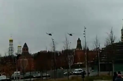 Біля Кремля злетіли два Мі-8: москвичі зафіксували незвичайний вантаж вертольотів 