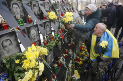  Українці приносять квіти до пам’ятника вбитим активістам Майдану 