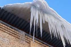 В Казахстане пенсионерка погибла из-за упавшей на нее глыбы льда