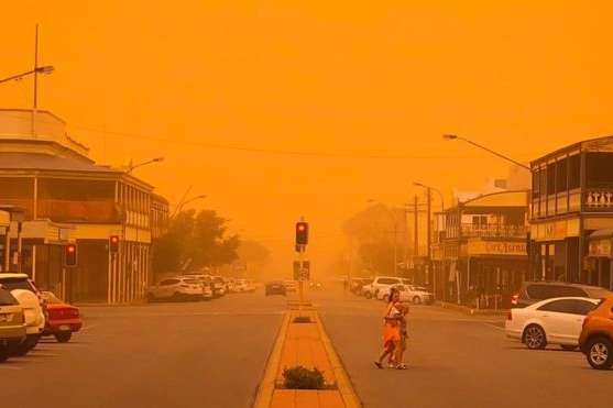 Небо над Австралией стало оранжевым из-за мощной пылевой бури (фото)