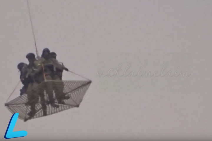 Військовий вертоліт над Кремлем перевозив у сітці живих людей (відео) 