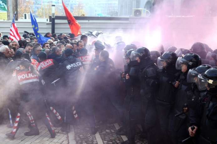 В Албанії протестувальники штурмували парламент, є поранені 