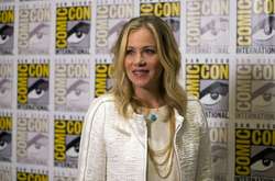 День рождения Кристины Эпплгейт: лучшие вечерние луки актрисы