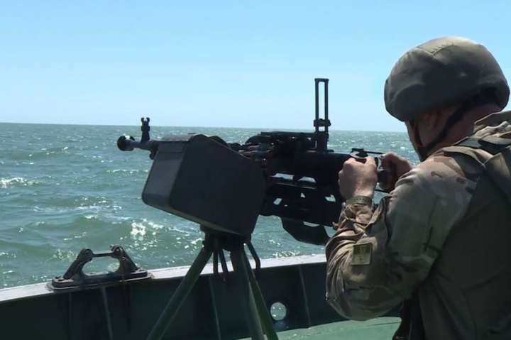 Військові навчання на Азовському морі: бійці «Ураганом» атакували «ворожий десант» (відео)