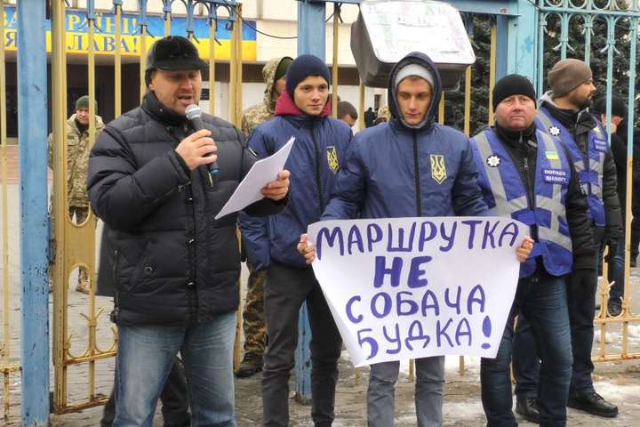 Обурена громада Київщини вимагала зниження цін на проїзд у транспорті