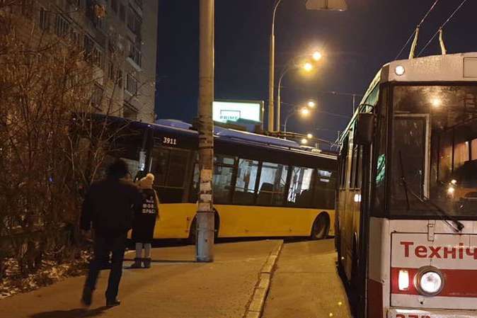 У Києві некерований тролейбус вилетів на тротуар і врізався у дерево