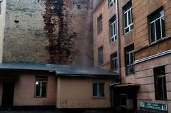 У центрі Одеси з даху школи тече водоспад окропу