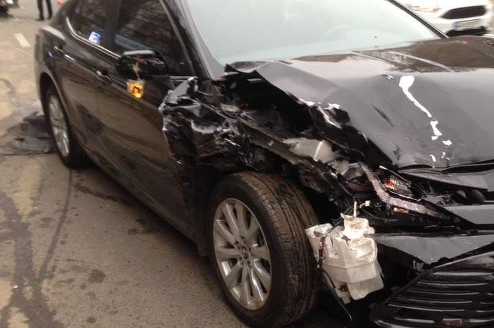 Молодик на новенькій Toyota протаранив кілька автівок у центрі Києва 