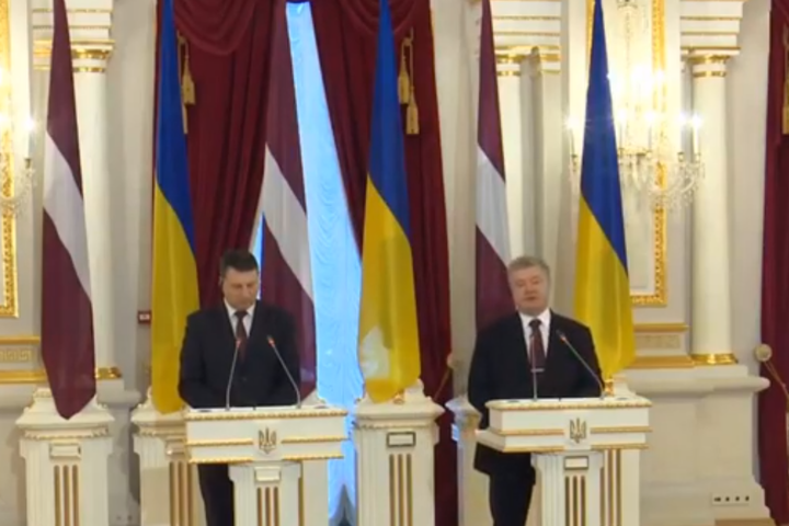 Порошенко зустрівся із президентом Латвії і відзначив його орденом (відео)