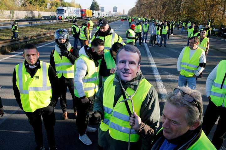 У Франції продовжуються «бензинові» протести: поліція застосувала сльозогінний газ
