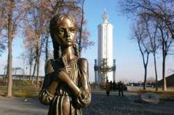 Росія продовжує вивертатися, щоб затлумити пам’ять про жертв Голодомору