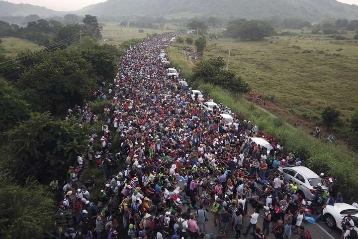 Трамп заявив, що «караван мігрантів» залишатиметься в Мексиці