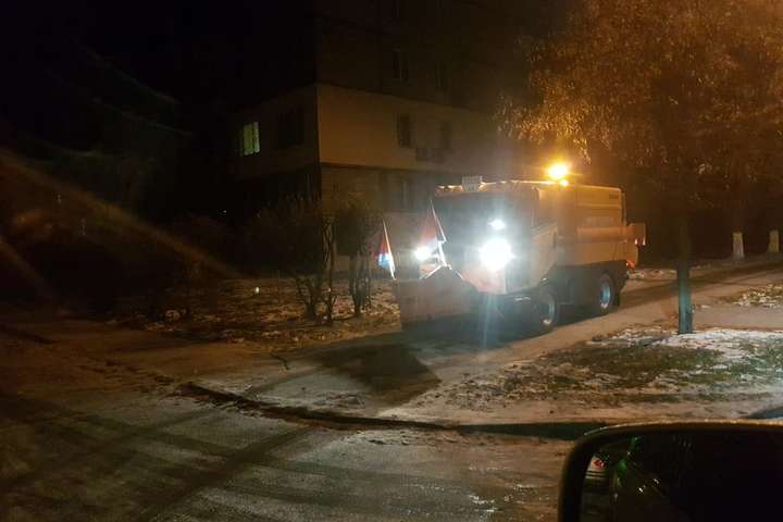 В Києві йшов сніг: дорожники вивели техніку на вулиці (фото)
