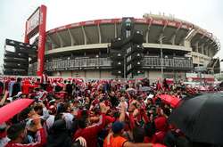 Фінал кубку Лібертадорес перенесли через напад вболівальників на автобус «Бока Хуніорс»