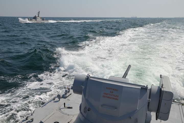 Російський прикордонний корабель протаранив судно українських ВМС