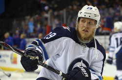 П'ять шайб хокеїста НХЛ принесли жителю Вінніпега мільйон доларів 