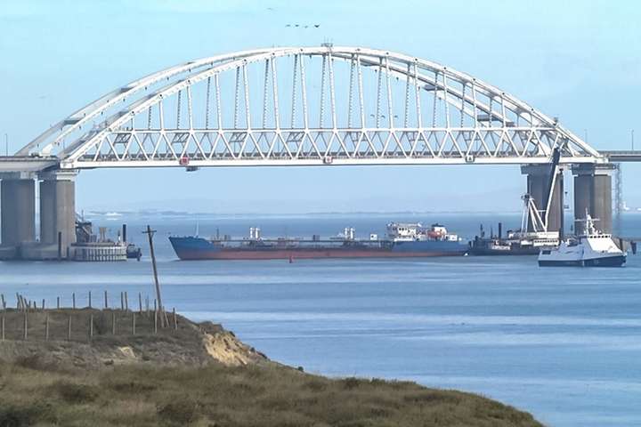 З’явилося фото судна, яке перекрило прохід під Кримським мостом