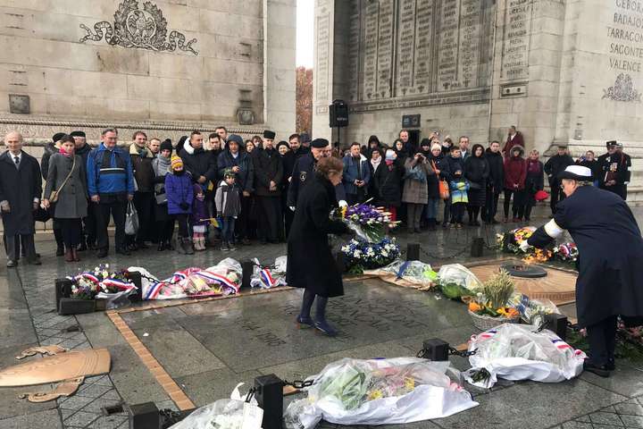 У Парижі біля Тріумфальної Арки покладали квіти на вшанування жертв Голодомору