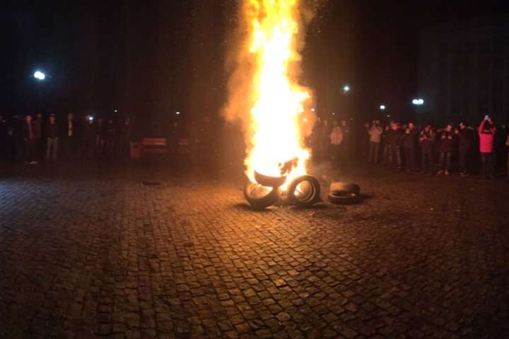 «Євробляхери» запалили шини під Закарпатською обладміністрацією (оновлено)