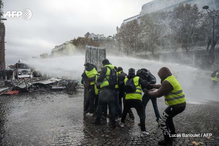 «Бензинові» протести у Франції: поліція затримала вже 130 осіб