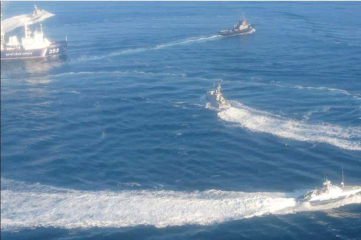 Росіяни зі стрільбою захопили три українських судна в Азовському морі: двоє поранених