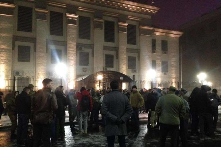 Будівлю посольства РФ у Києві закидали шашками