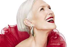 В огромной шляпе и резиновых сапогах: 70-летняя мать Илона Маска снялась в рекламной кампании Tiffany