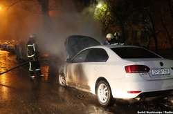 Біля посольства Росії в Києві спалили авто