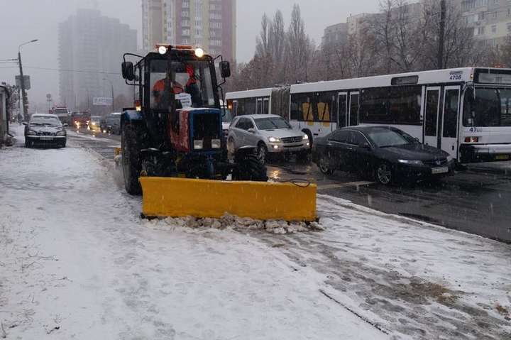 Київ засипає снігом: на дорогах понад 350 одиниць спецтехніки (фото)