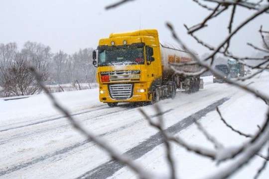 Через снігопад та ожеледицю на дорогах Київщини обмежено рух вантажівок