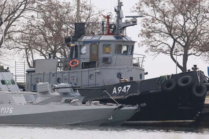 Окупанти показали захоплені українські кораблі в Керчі 