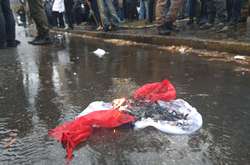 Під консульством РФ у Харкові запалили шини та фаєри