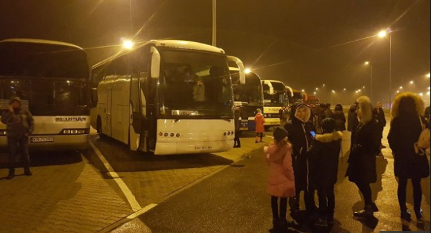 Три автобуси з дітьми 10 годин мерзли на кордоні через протести «євробляхерів»