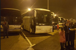 Три автобуси з дітьми 10 годин мерзли на кордоні через протести «євробляхерів»