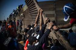 «Караван мигрантов» попытался прорваться в США. Против людей применили слезоточивый газ