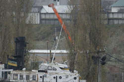 У Чорноморську розвантажують «сигаретну» баржу: її охороняють автоматники