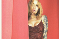 Жена игрока киевского «Динамо» снялась в откровенной фотосессии с накаченными парнями