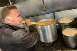 Арнольд Шварценеггер приготовил еду калифорнийским спасателям