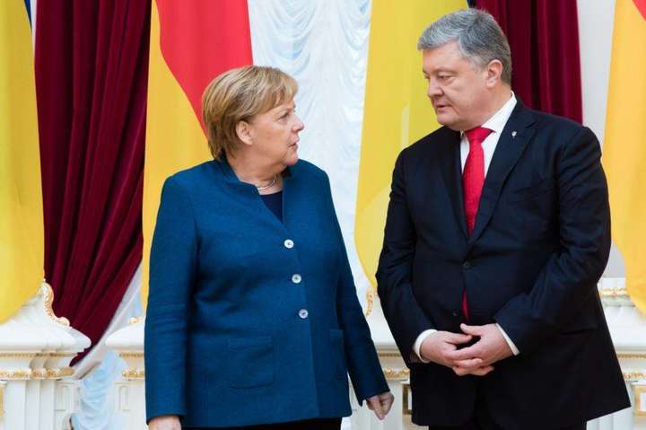 Меркель заявила Порошенку, що робитиме «все для деескалації» російської агресії