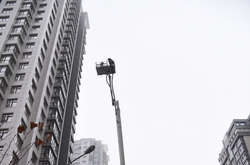 Рятувальники відпрацювали навички евакуації постраждалих з верхніх поверхів будівлі за допомогою висотного підйомника