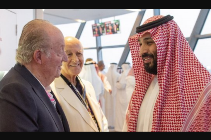 Бывший король Испании подвергся критике из-за фото с саудовским принцем