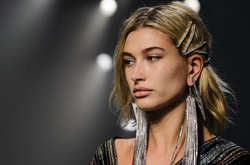 Камбэк из 90-х: модные заколки с подиумов