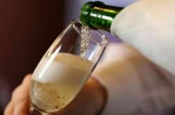 Нервным женщинам помогает шампанское