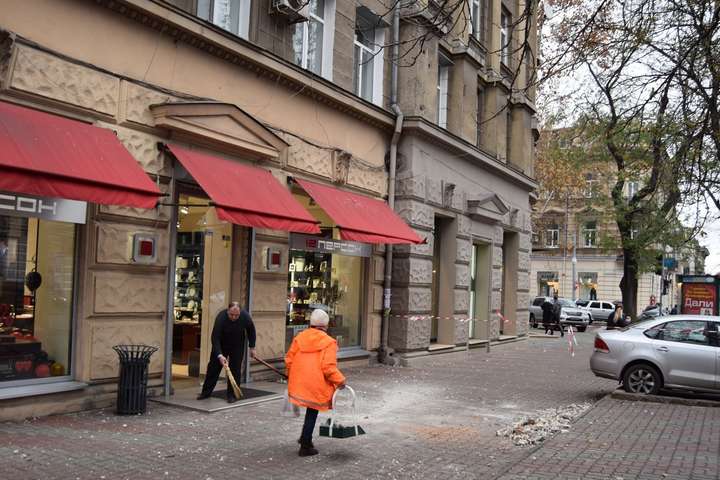 З будівлі в центрі Одеси зірвався бетонний декор і пробив дірку в автомобілі (фото)