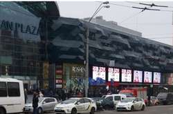 Блокування Ocean Plazа: перед входом з’явилися шини (фото, відео)