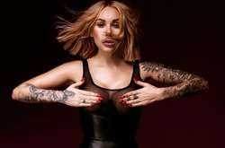 Дружина футболіста «Динамо» знялася з накачаними хлопцями. Відверті фото