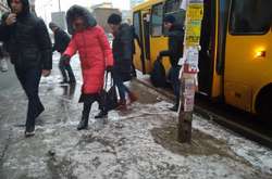 Під час ожеледиці пішоходам радять пересуватися, не поспішаючи